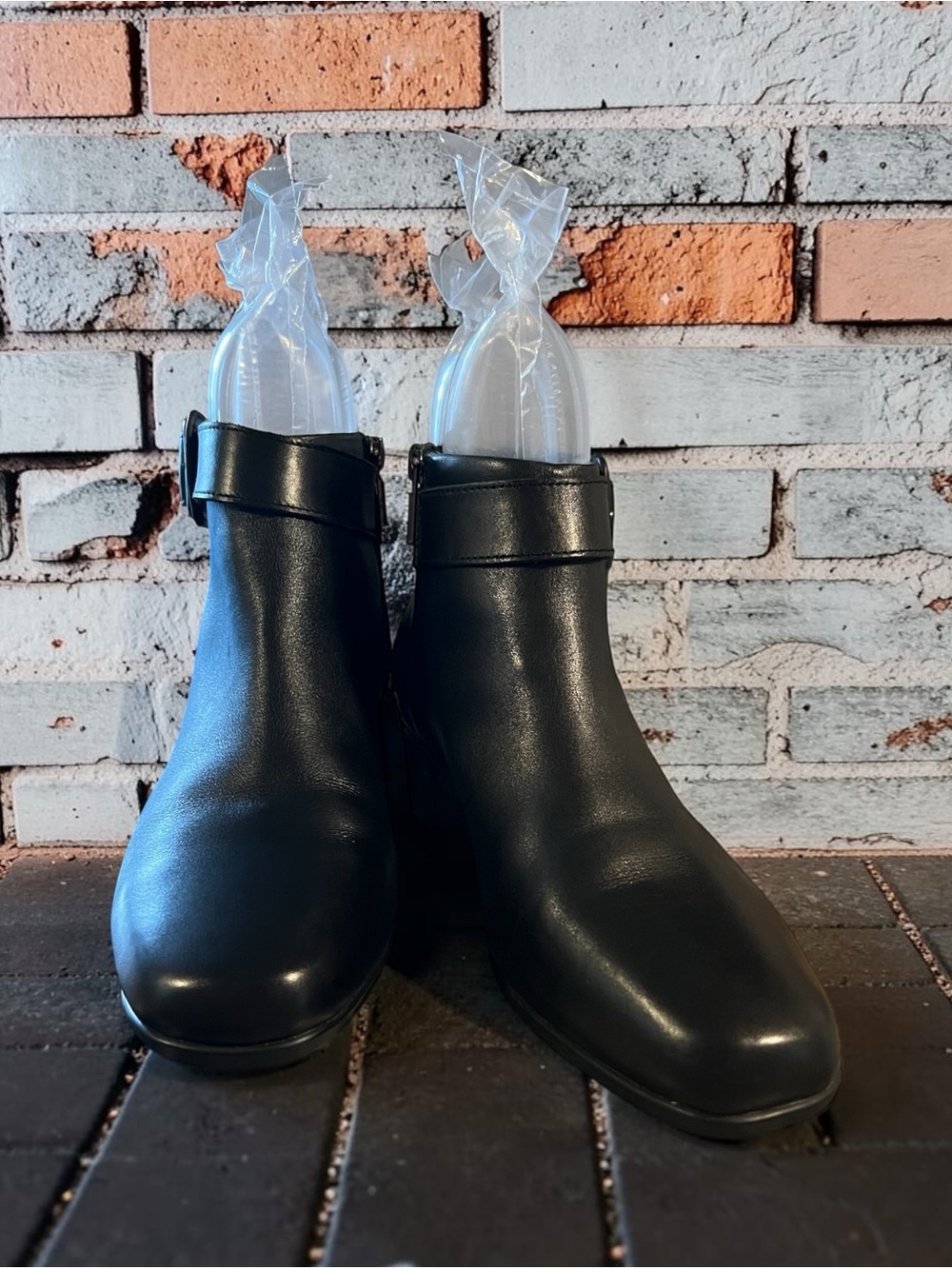 Munro Black Leather Ankle Booties